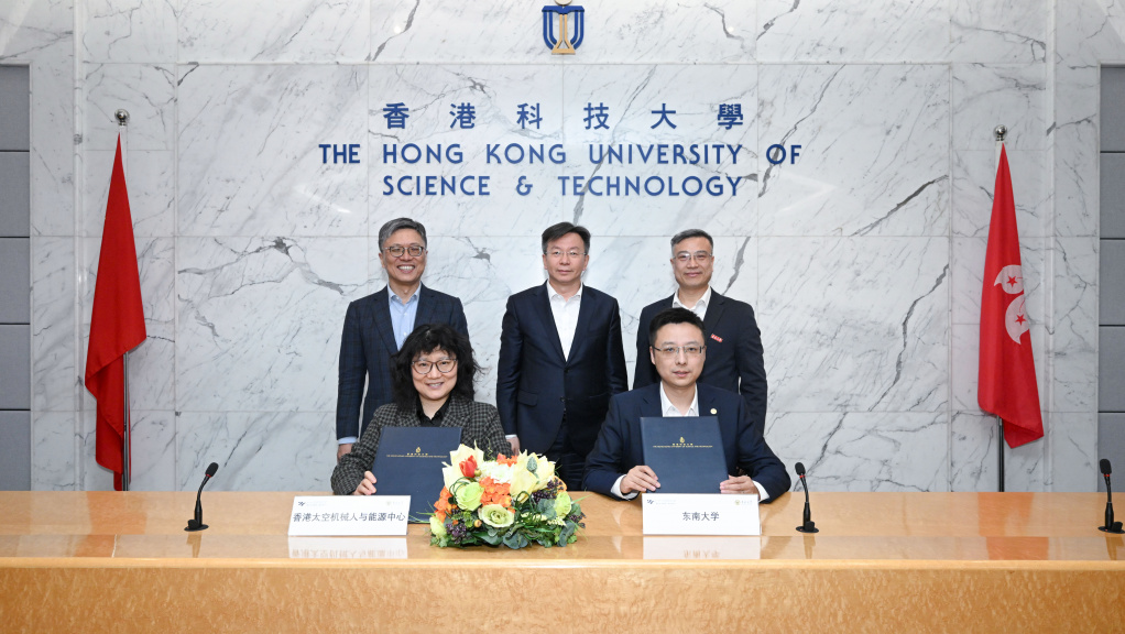 Led by HKUST, the Hong Kong Space Robotics and Energy Center has signed a MoU with SEU to establish a long-term strategic partnership. Witnessed by Mr. Li Zhongjun, Mayor of the Nanjing Municipal People’s Government (center, back row); Prof. Harry Shum, HKUST Council Chairman (left, back row); and Mr. Wu Xiaocheng, Secretary of the Party Committee of SEU (right, back row), the agreement was signed by Prof. Gao Yang, Director of HKSREC and the HKUST Center for AI Robotics in Space Sustainability, Co-Director