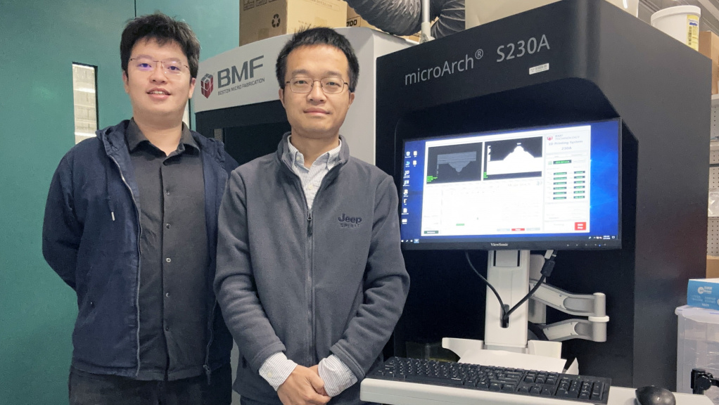 Prof. Hu Wenqi (right), his postgraduate student Chen Xi (left), and other research team members at HKUST develop the world’s first bio-inspired artificial cilia system, advancing breakthroughs in medical and microrobotics applications.