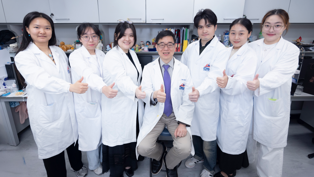 A research team led by Prof. Hsing I-Ming (center), Professor of the Department of Chemical and Biological Engineering at HKUST, has developed TEMPO, a thermodynamically programmed one-pot CRISPR platform for rapid, point-of-care nucleic acid testing. Mr. Wu Xiaolong (third right) and Ms. Li Yanan (first left), PhD students from the Department of Chemical and Biological Engineering, are the co-first authors of this study.