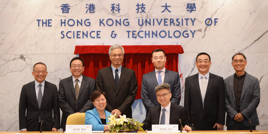 Prof. Nancy IP (front left), HKUST Vice-President for Research and Development, and Mr. Henry MA (front right), Executive Vice-President and Chief Information Officer of WeBank sign the agreement.
