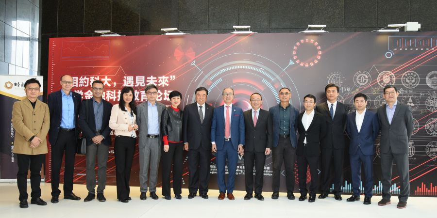 (8th from left) Prof Tony F Chan, President of HKUST; Prof Tim Cheng, Dean of Engineering, HKUST; Prof Qiang Yang, Director of HKUST Big Data Institute; (1st from left) Prof Lei Chen, Associate Director of HKUST Big Data Institute, and distinguished guests from academia and industry.	