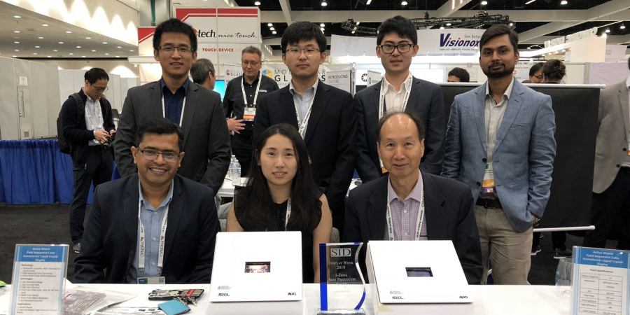 The team led by Chair Professor Hoi-Sing Kwok (front right) and Assistant Professor Abhishek Srivastava (front left) from the Department of Electronic and Computer Engineering won the “Best Prototype in Innovation Zone” award from The Society for Information Display with the new display technology.