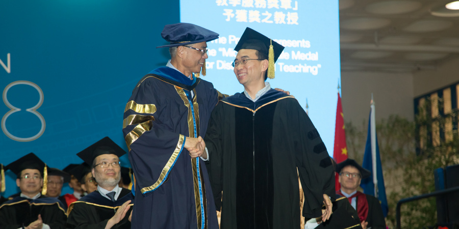 Prof. Song Shenghui received the Michael G Gale Medal for Distinguished Teaching from President Wei Shyy at the University’s Congregation on November 15, 2018.  