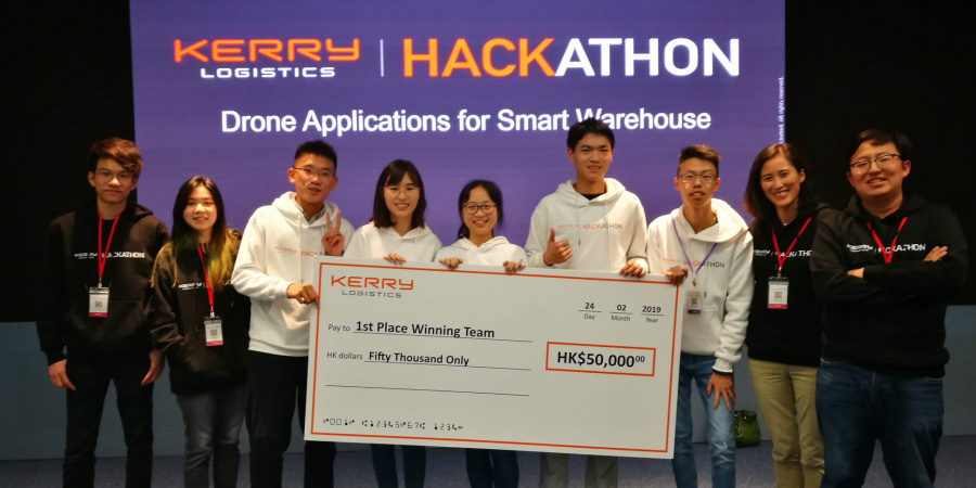 (Starting from third from left) Team members XIANG Tain-qi (SENG Year 1 student), LAM Chin-Kiu (Mechanical and Aerospace Engineering Year 4 student), Cindy CHEN (Year 2 student majoring in Mathematics and Computer Science), XIAO Hong-yu (SENG Year 1 student) and SHUM Ka-Shun (SENG Year 1 student) were the proud winners of the smart warehouse competition. They were accompanied by Dr. Winnie LEUNG, lecturer at HKUST's Division of Integrative Systems and Design (second from right), when receiving the grand pri
