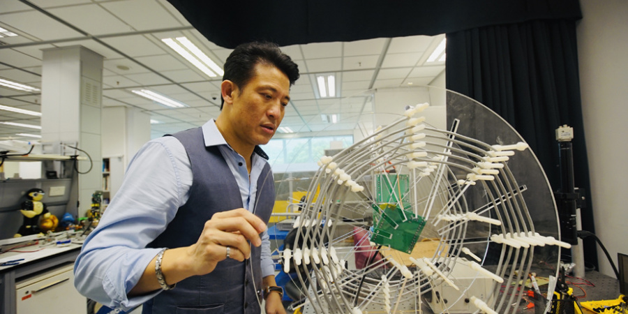 Prof. Patrick Yue demonstrates a wirelessly powered visible light communication (WP VLC) system designed by his graduate students.