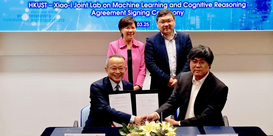 香港科技大學工學院院長鄭光廷教授（前左）和小i機器人副總裁兼研究院院長陳成才先生（前右）在科大副校長（研究及發展）葉玉如教授（後左）和小i機器人創始人兼首席執行官朱頻頻博士（後右）見證下簽署協議。