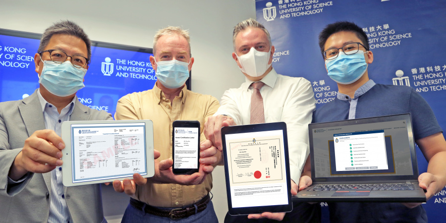 （右起）科大計算機科學系助理教授陳啟峰、教務長James Prince先生、科大可持續發展部高級經理及主管Davis Bookhart先生，以及科大極智慧城市中心主任羅康錦教授示範如何使用不同裝置去認證不同的科大學歷文件。
