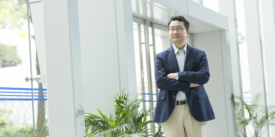 Prof. Yang Jinglei’s research interfaces cross-disciplinary areas ranging from chemistry, materials engineering, manufacturing to mechanics.