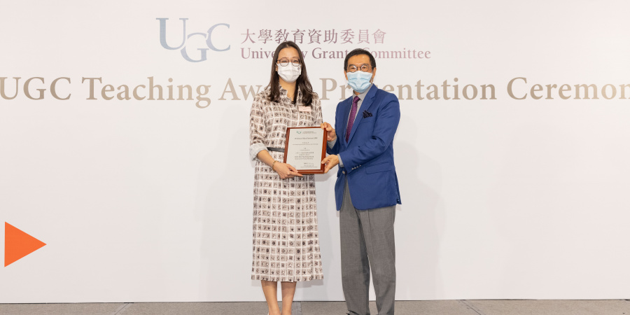 大学教育资助委员会（教资会）主席唐家成先生（右）颁发2021年教资会杰出教学奖（新晋教学人员组别）予Rhea Liem教授。