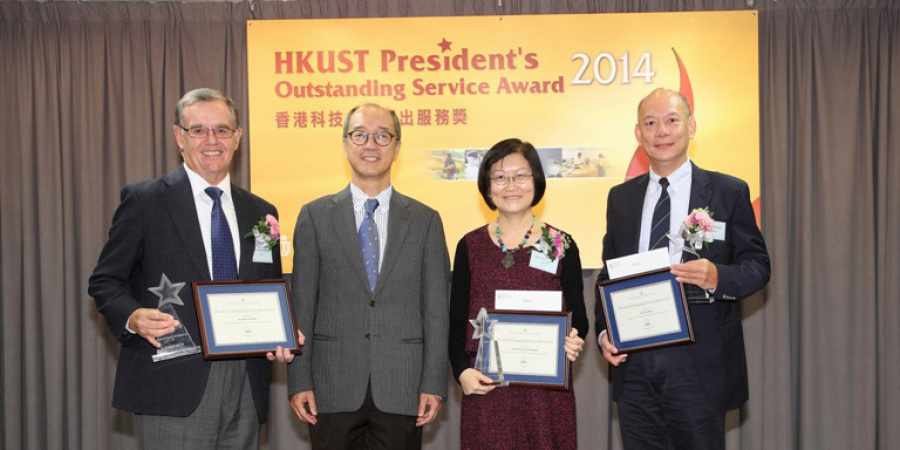 HKUST President Prof Tony F Chan (second from left) presented the “HKUST President’s Outstanding Service Award” to three awardees, namely Mr Mike Hudson, Director of the Facilities Management Office, Ms Margaret Chau, Head (Research and Graduate Studies Administration) in the Office of the Dean of Engineering, and Dr Chi Moon Li, Senior Manager of the Health, Safety and Environment Office (from left).