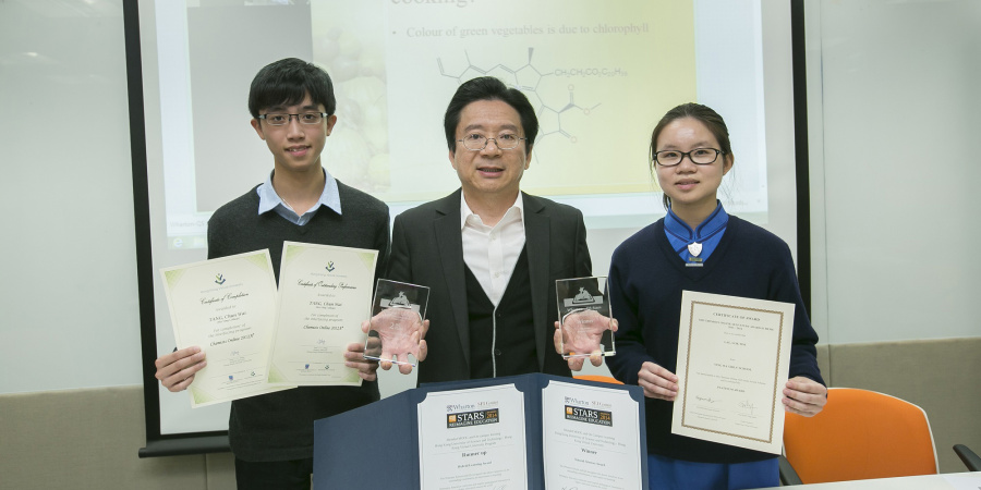 Prof Ting-Chuen Pong (middle) wins two Wharton-QS Stars Awards 2014 for the innovative e-learning programs. Brian Tang (left) and Christine Lau (right) were students who enrolled in the “Chemists Online” program.