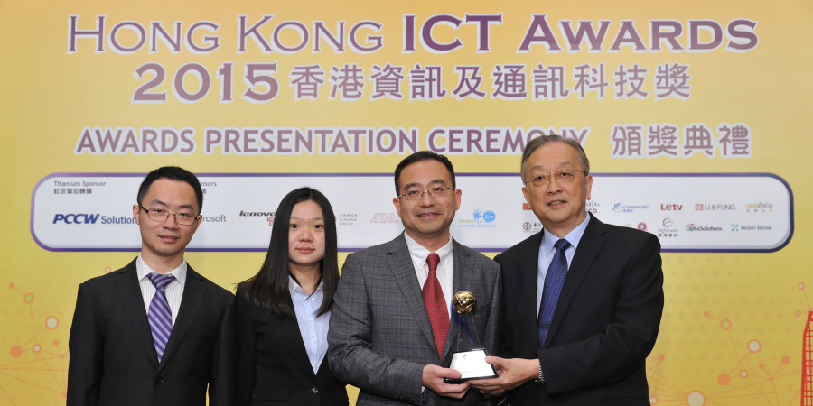 Prof Huamin Qu (Third Left) and his team receive Innovation (Innovative Technology) Silver Award at The Hong Kong ICT Awards.