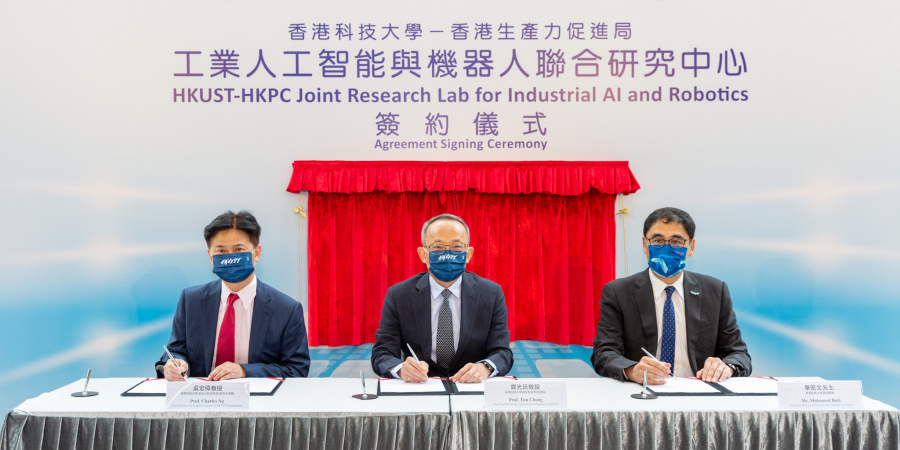 （左起）港科大（廣州）副校長（研究生事務）兼科大中電控股可持續發展學教授吳宏偉教授、科大副校長（研究及發展）鄭光廷教授和生產力局總裁畢堅文先生簽署協議，成立香港科技大學 – 香港生產力促進局工業人工智能與機器人聯合研究中心。