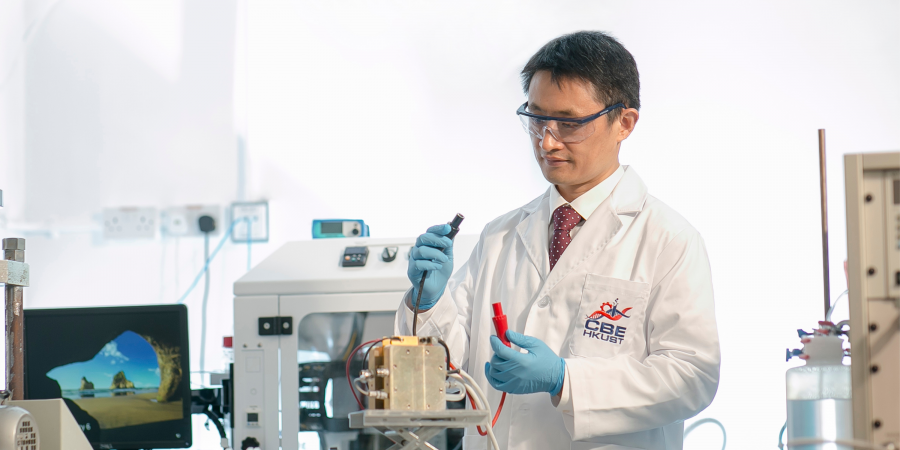 Prof. Shao Minhua, Professor of Chemical and Biological Engineering and Director of HKUST Energy Institute, holds the prototype of the new hydrogen fuel cell.