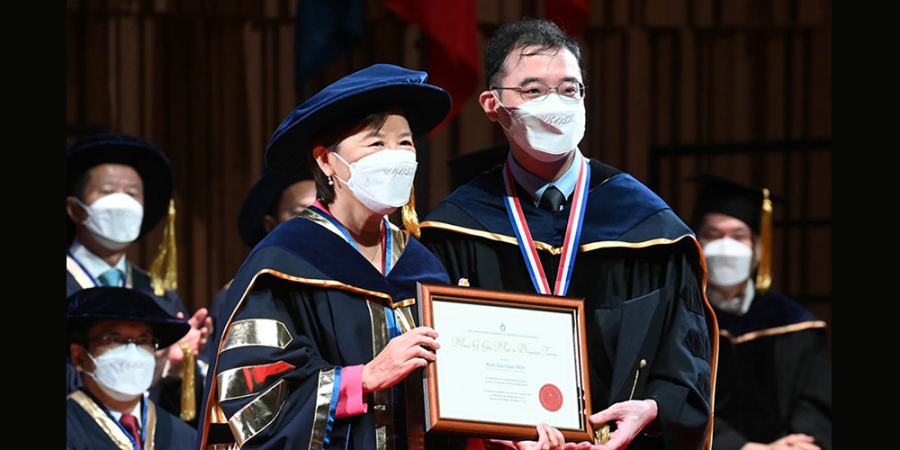 蔡友集教授於2022年11月26日举办的学位颁授典礼上，获校长叶玉如教授颁发「祁敖卓越教学服务奖章」。