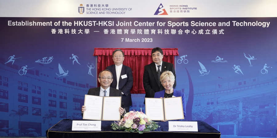 HKUST Vice-President for Research and Development Prof. Tim Cheng (front left) and HKSI Chief Executive Dr. Trisha Leahy (front right) signed the agreement under the witness of HKUST Acting President Prof. Guo Yike (back row, left) and HKSI Deputy Chief Executive Mr. Tony Choi (back row, right).