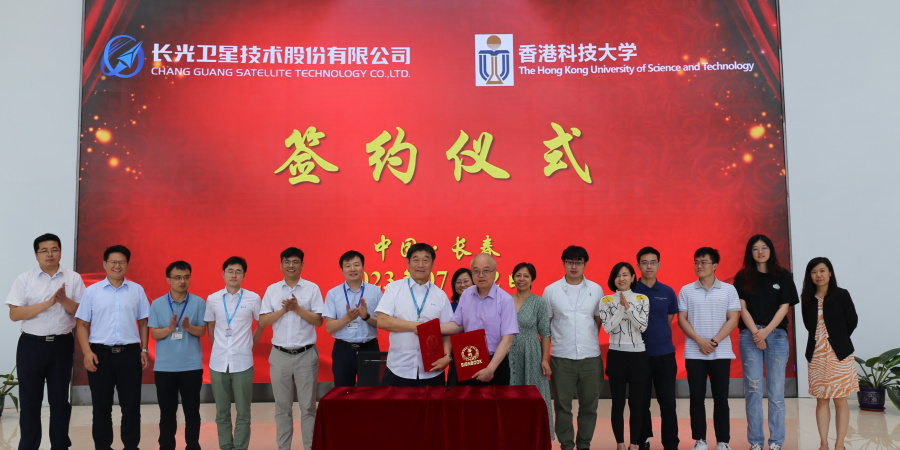 Prof. Wang Yang, HKUST Vice-President for Institutional Advancement (front row, right), and Mr. Xuan Ming, Chairman and General Manager of Chang Guang (front row, left), sign the strategic cooperation agreement.