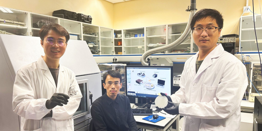 Prof. Yang Zhengbao, Associate Professor at HKUST’s Department of Mechanical and Aerospace Engineering (center), CityU postdoctoral fellow Dr. Li Xuemu (right) and CityU doctoral student Zhang Zhuomin (left)