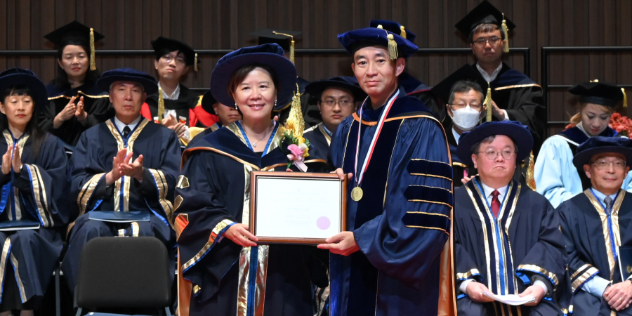 Prof. Mansun Chan (right) received the Michael G. Gale Medal for Distinguished Teaching from President Prof. Nancy Ip at the University’s 31st Congregation on November 17, 2023. He was recognized for his achievements in teaching and curriculum development, his dedication to students, and his broad contributions to the University’s educational mission.