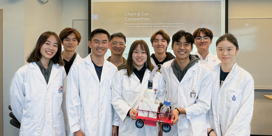 The HKUST Chem-E-Car Team “Chemical Turkey” with their supervisor Prof. Luo Zhengtang. (From left: Chloe Hui Ka-Ching, Timothy So Kwok-To, Eagle Tsang Cheuk-Yin, Prof. Luo Zhengtang, Jacqualine Ip Chi-In, Eric Yang Jeonghyun, Aaron Wong Hoi-Chung, Gordon Chan King-Him, and Tina Leung Ching-Ting)