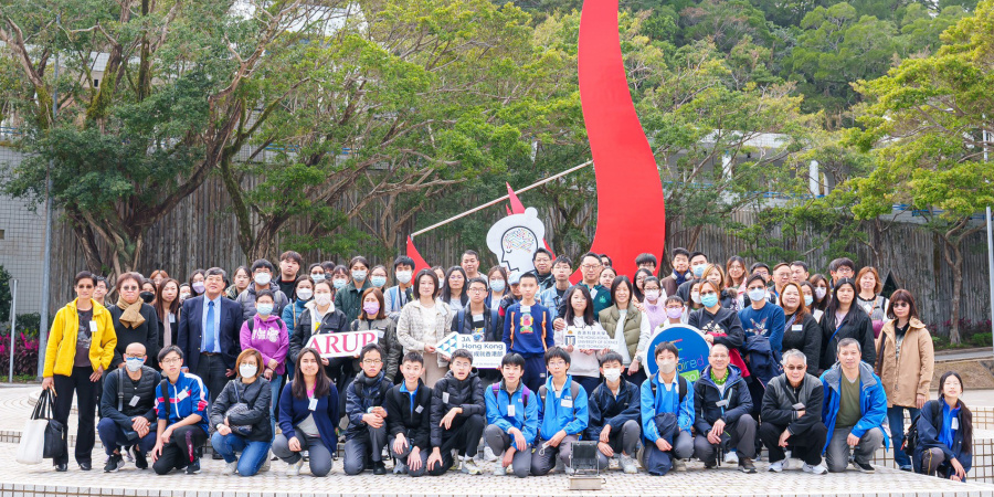 约80名中一至中三学生丶家长和教师於2024年1月27日参与了由科大工学院举办的「工程职业发展日」，探索不同工程领域的创新科技。 