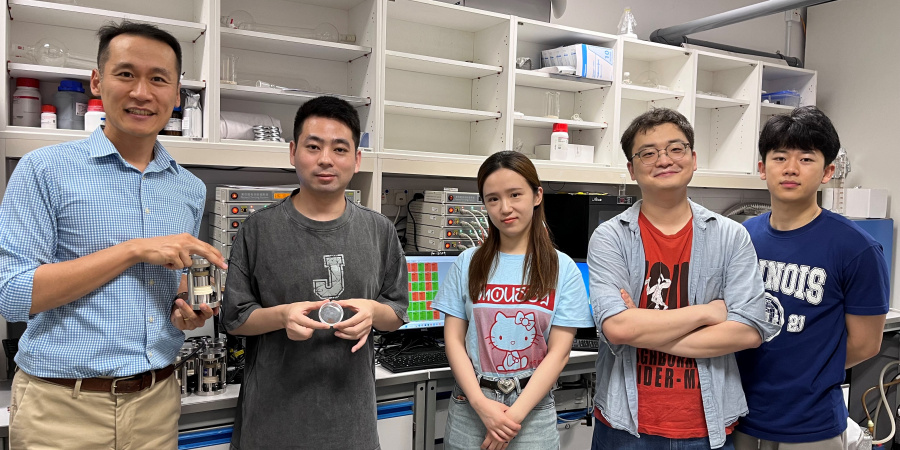 （左起）科大化學及生物工程學系助理教授Yoonseob Kim、博士生黃俊（論文的第一作者）、博士生李晨、博士後研究員Ki-Taek Bang博士及博士生羅航
