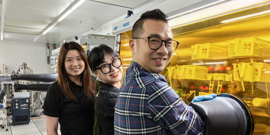 Assistant Professor Lin Yen-Hung of the Department of Electronic and Computer Engineering and the State Key Laboratory of Advanced Displays and Optoelectronics Technologies (right), Electronic and Computer Engineering PhD student Cao Xueli (center), and Senior Manager of the State Key Laboratory of Advanced Displays and Optoelectronics Technologies Dr. Fion Yeung (left)