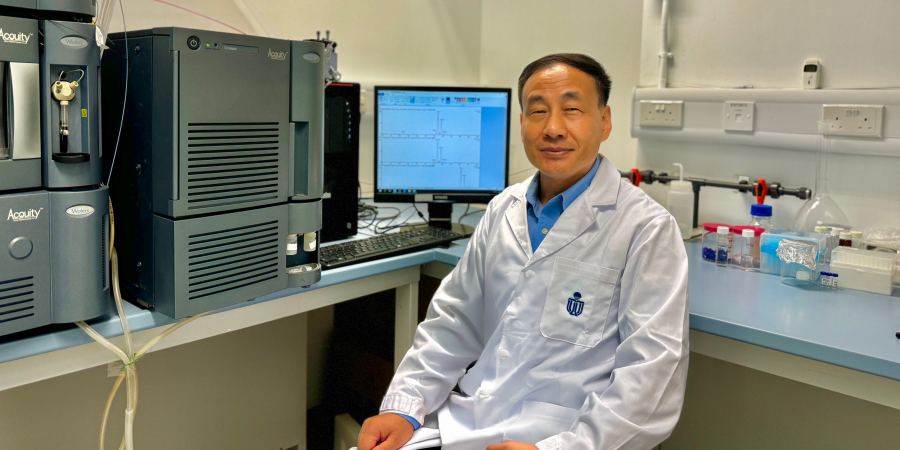 張相如教授發現了一種高效且可快速降解的消毒劑。他使用「超效液相色譜／電噴霧離子化-三重四極桿質譜儀」來檢測2,6-二氯苯醌在海水中的降解產物，並確定其降解途徑。