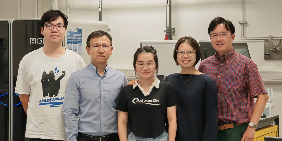 本研究的兩位通訊作者電子及計算機工程學系瞿佳男教授（右一）和生命科學部劉凱教授（左二），以及三位共同第一作者電子及計算機工程學系博士畢業生吳婉潔博士（右二）、電子及計算機工程學系博士生何盈珠（中）與生命科學部博士生陳育駿（左一）。