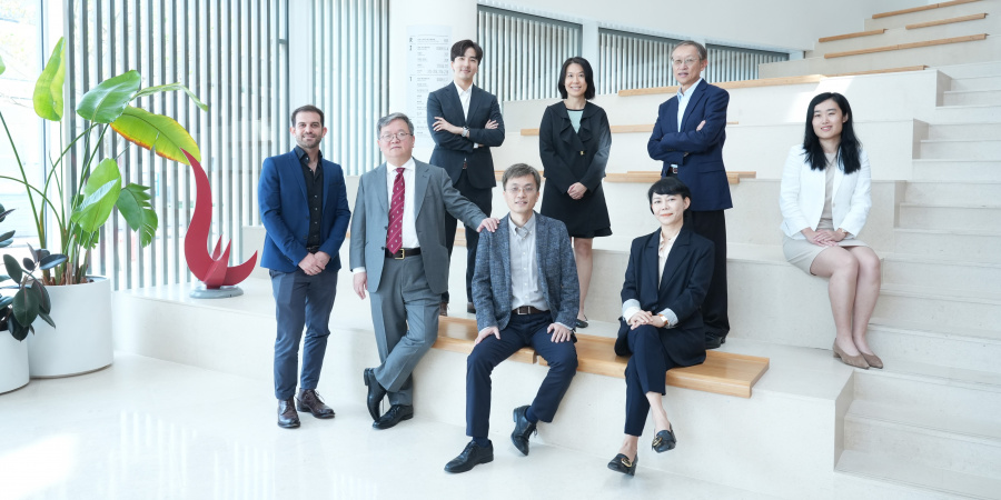 HKUST Provost Prof. GUO Yike (second left, front) and new scholars who have joined HKUST in recent years, including Prof. Alicia Kyoung Jin AN, Professor in the Department of Chemical and Biological Engineering (first right, front); Prof. CHEN Fei, Professor in the Division of Environment and Sustainability (second right, back); Prof. Janet HSIAO, Professor in the Division of Social Science (second left, back); Prof. TAN Ping, Professor in the Department of Electronic and Computer Engineering (second right,
