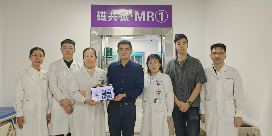 科大计算机科学及工程学系兼化学及生物工程学系助理教授陈浩（中）及其博士生邱泽林（右二）；南方医科大学第三附属医院的赵英华教授（左三）丶谢卓耀医生（右一）及研究团队的其他成员。
