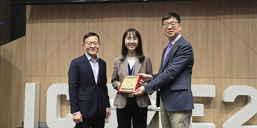 Prof. Lim Chwee-Teck (left), chair of the 18th International Conference on Biomedical Engineering 2024 (ICBME 2024), and Prof. Hsing I-Ming (right), President of the Asia Pacific Biomedical Engineering Consortium (APBEC) and Professor of Chemical and Biological Engineering at HKUST, presented the APBEC Young Scholar Award to Prof. Hnin Y. Y. Nyein at ICBME 2024.