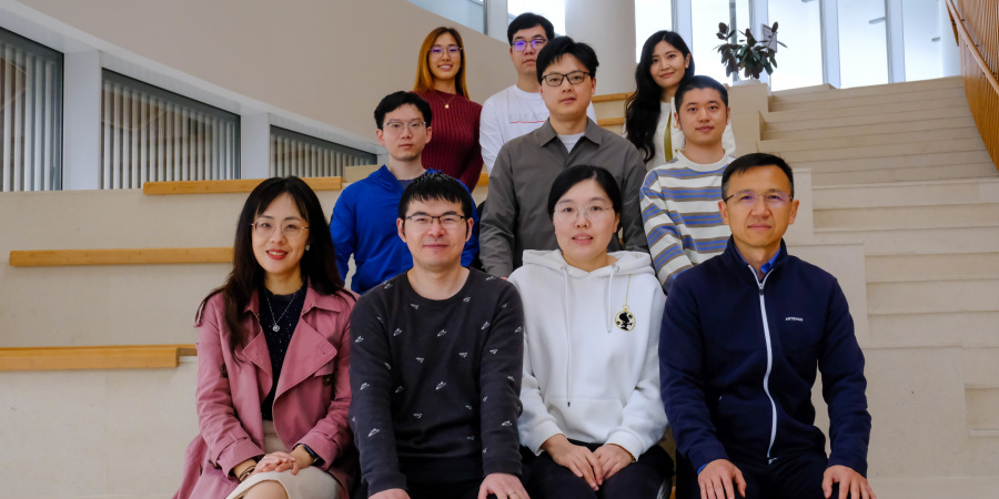 电子及计算机工程学系和化学及生物工程学系王怡雯教授（前排左一）丶生命科学部和化学及生物工程学系刘凯教授（前排右一）及他的研究团队。