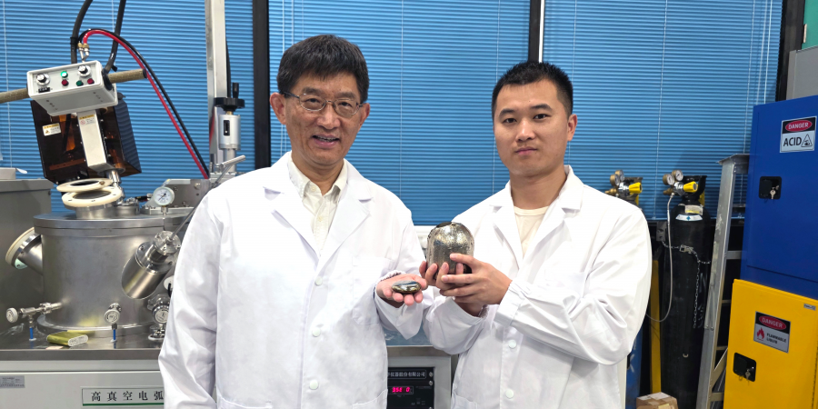 科大機械及航空航天工程學系教授孫慶平（左）及研究助理教授黎橋（右）展示其團隊研發的Ti₇₈Nb₂₂新型彈性合金。