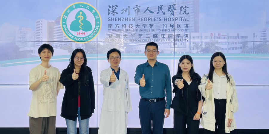 深圳市人民医院吴明祥医生（左三）丶科大助理教授陈浩教授（右三）丶研究生辛亿（左二）及其他团队成员合照。