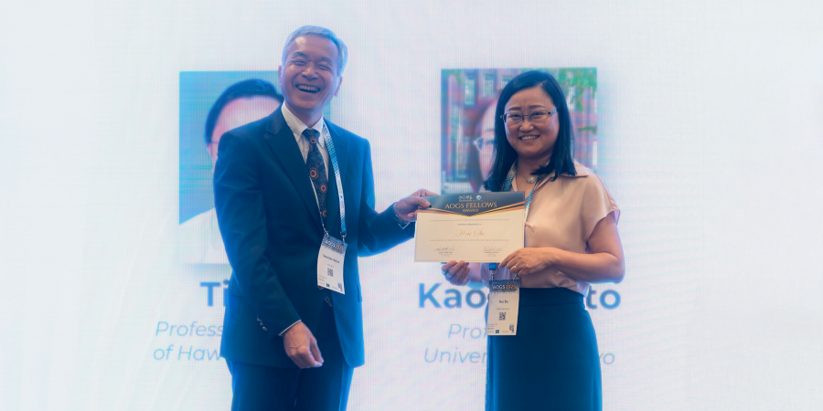 Prof. Su Hui (right) was conferred the Fellow honor of the Asia Oceania Geosciences Society (AOGS) by Prof. Takehiko Satoh (left), President of AOGS, at the society’s Annual General Meeting 2025, which took place in Singapore on July 28, 2025.