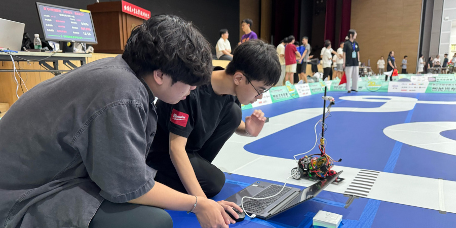 HKUST students tuned their regular photoelectric robot during the preparation time.