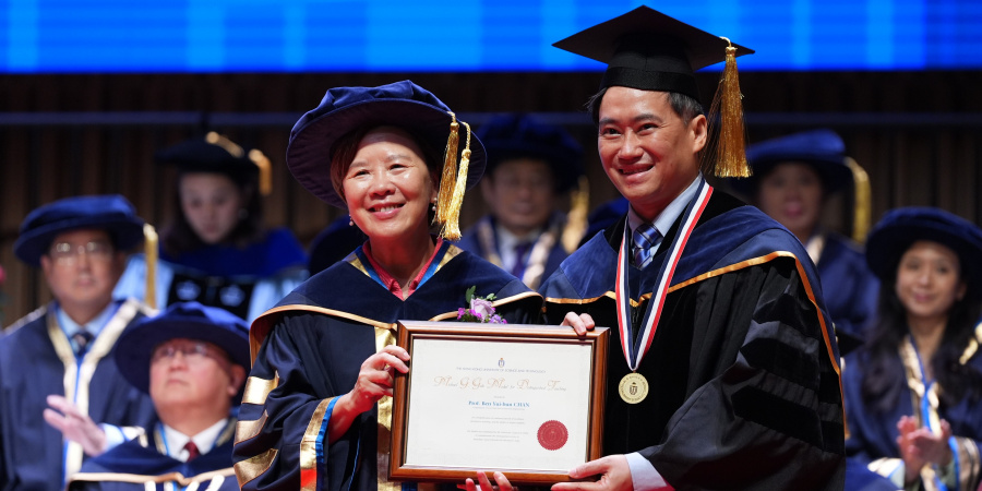 陈锐斌教授（右）于 10 月 18 日举行的香港科技大学学位颁授典礼 2025 上，获校长叶玉如教授颁发「祁敖卓越教学服务奖章」，以表扬他在教学与课程发展上成就卓越，热心培育英才，竭诚推动大学的教育使命。