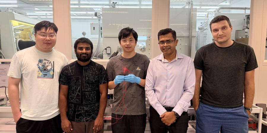 Abhishek K. Srivastava教授（右二）及其團隊成員合照，包括論文第一作者、博士生廖澤兵（中），以及其他共同作者，包括博士後研究員Maksym Prodanov博士（右一）、博士生Mallem Kumar（左二）及宋建欣（左一）合照。廖澤兵手持紅色QR-LED樣本。 