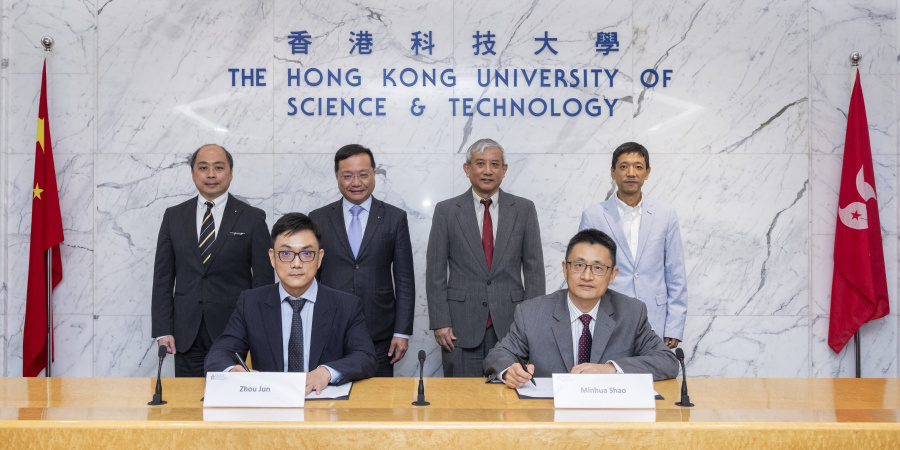 Witnessed by Prof. Penger Tong (second right, back row), HKUST Associate Vice-President for Research and Development (Research); Prof. George Yuan Jie (first right, back row), HKUST Associate Dean of Engineering (Strategic Planning and Development); Mr. Edmund Yeung Lui-Ming (second left, back row), Executive Director and Chief Financial Officer of Towngas; and Mr. Don Cheng Hill-Kwong (first left, back row), Chief Operating Officer – Hong Kong Business of Towngas, the MoU was signed by Prof. Shao Minhua (r