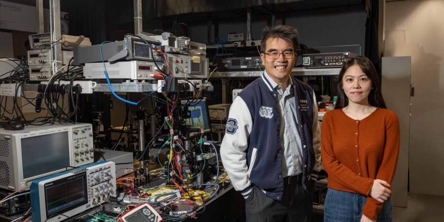 科大电子及计算机工程学系系主任及教授潘永安（左）丶博士生牛玥（右）于科大光子器件实验室合照。