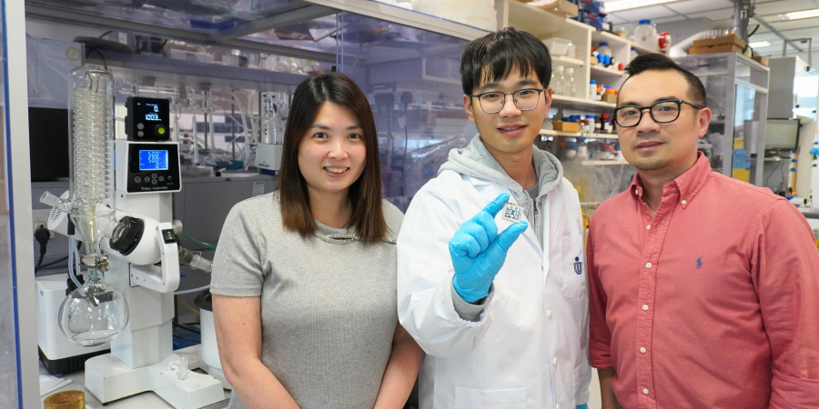 常曉明博士（中）與團隊成員林彥宏助理教授（右）及楊思恩博士（左）展示最新開發的鈣鈦礦太陽能電池。