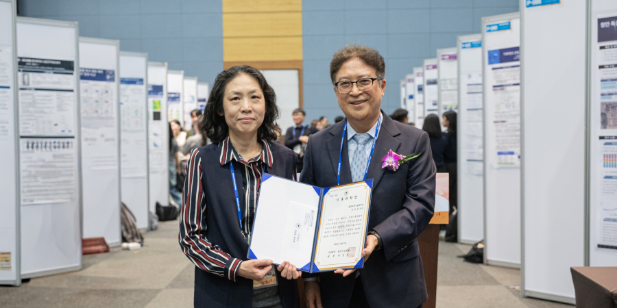 Prof. Eun-Soon Im (left) received the Climate Science Award from the Korean Meteorological Society for her significant contributions to the advancement of climate science through interdisciplinary research and scholarly endeavors that exemplify the effective utilization of climate data to identify how human activities impact regional climate change.
