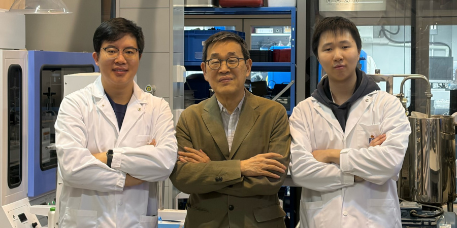 Prof. Chen Guanghao (center), Chair Professor of the Department of Civil and Environmental Engineering, and his research group members in the same department, postdoctoral fellow Dr. Guo Hongxiao (left) and PhD student Mr. Luo Yu (right).