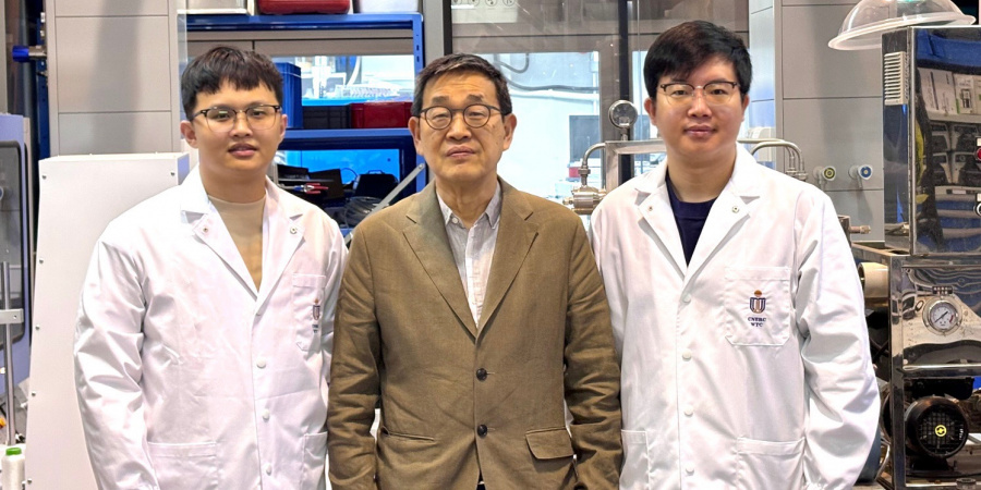 Prof. Chen Guanghao (center, the corresponding author), Chair Professor of the Department of Civil and Environmental Engineering, and his research group members in the same department, postdoctoral fellow Dr. Guo Hongxiao (right, the corresponding author) and PhD student Mr. Zou Xu (left, the first author).