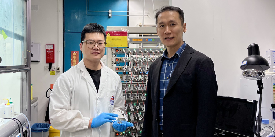 科大化學及生物工程學系副教授兼論文的通訊作者金允燮教授（右）及其博士生兼論文第一作者尹卓毓（左；手持電化學電池模具）站在電池充放電循環儀旁合影。