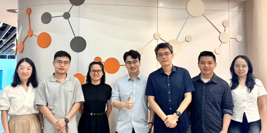 Prof. Wang Jiguang (third right) and his PhD students Tang Jihong (center), Ruan Yuyan (third left), Yan Mengli (first left), Liu Ran (second right), Huang Zhi (second left) and Qiao Yimeng (first right)