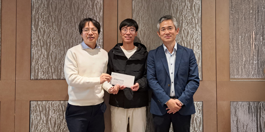 Civil Engineering PhD student Yang Chanyi (center) and his supervisor Prof. Zhao Jidong (right), Professor of the Department of Civil and Environmental Engineering, along with Prof. Law Kam-Tuen (left), Director of the HKUST Research Office and Chair Professor of the Department of Physics