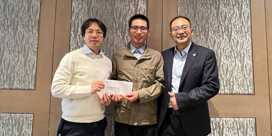 計算機科學及工程學博士生師宇哲（中）及其博士指導老師、跨學科學院院長 及計算機科學及工程學系講座教授屈華民（右）與研發事務辦公室主任兼物理學系講座教授羅錦團（左）。