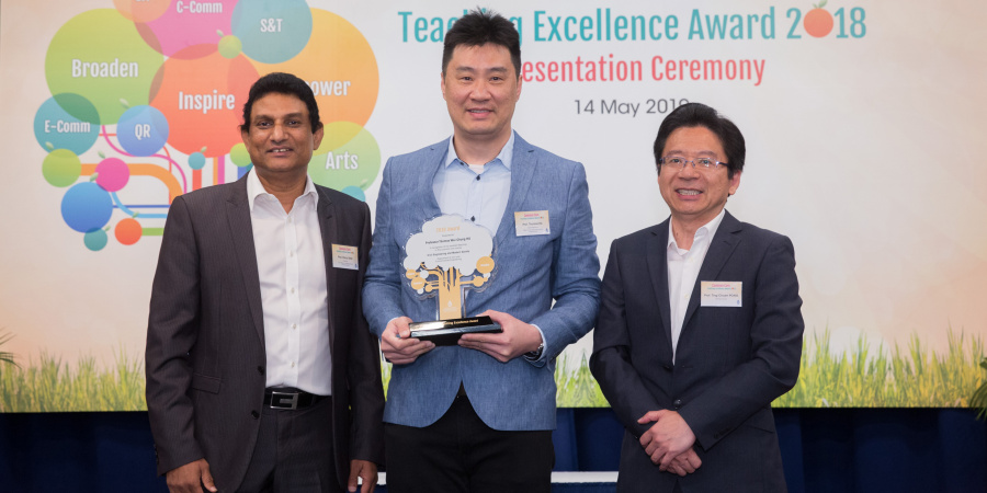 Prof. Percy DIAS (left), Chairman of Committee on Undergraduate Core Education, and Prof. PONG Ting-Chuen (right), Acting Provost, jointly present the award to Prof. Thomas HU.
